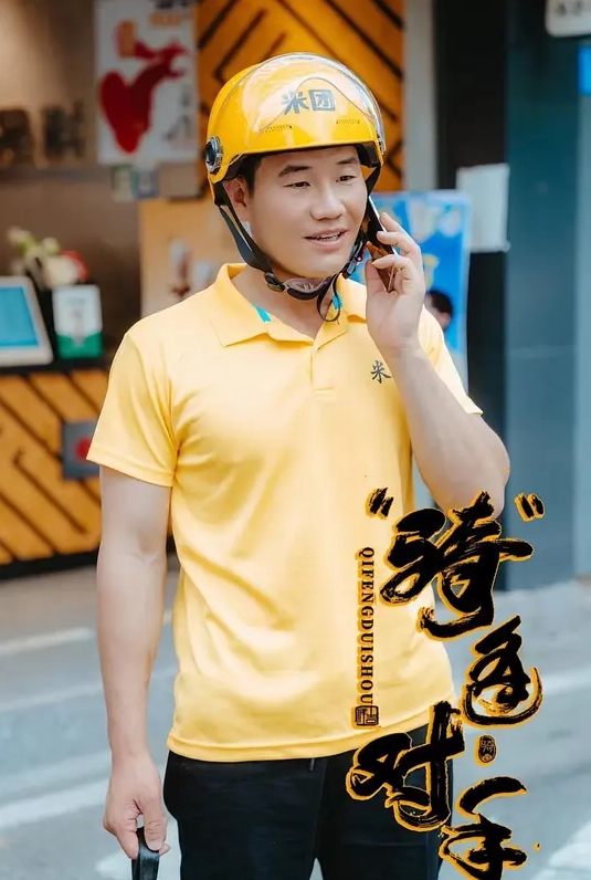 美容养生会馆享受的大哥勾搭黑丝女技师玩起了双飞 - AV大魔王