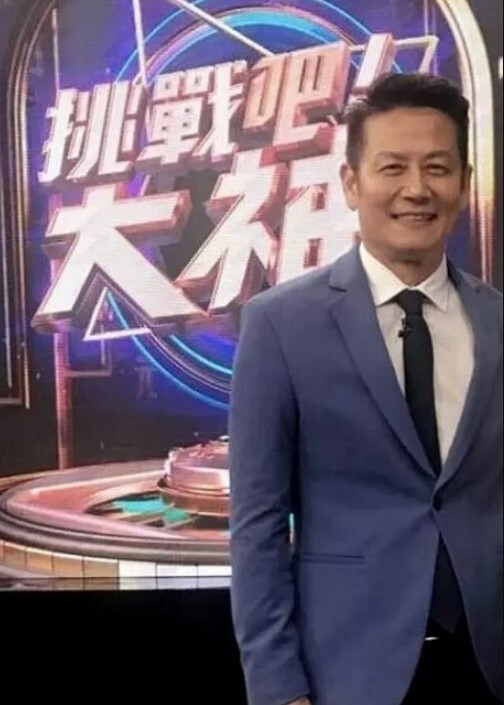 【宾馆盗摄】情侣们开房打炮被摄像头偷拍，荷尔蒙爆棚尽享性爱高潮 - AV大魔王